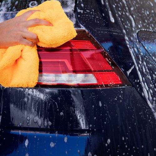 Nettoyage véhicule - Jean Larroumets réalise le nettoyage de vos phares et optiques lors du lavage de votre voiture que vous soyez un particulier ou un professionnel du Cantal