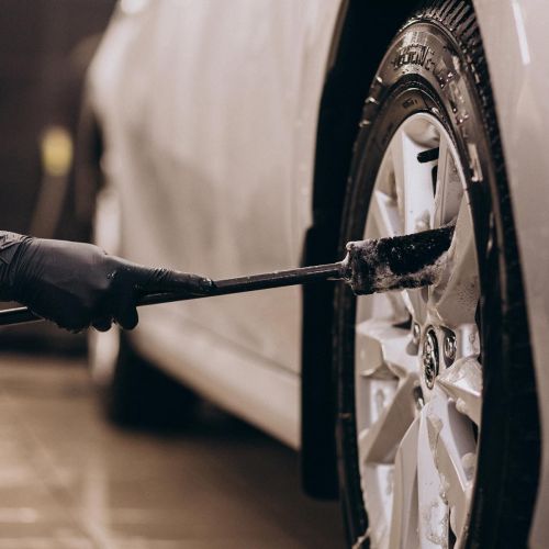 Nettoyage voiture : Jean Larroumets assure à Aurillac la rénovation de vos jantes automobiles pour qu'elle soit comme neuve